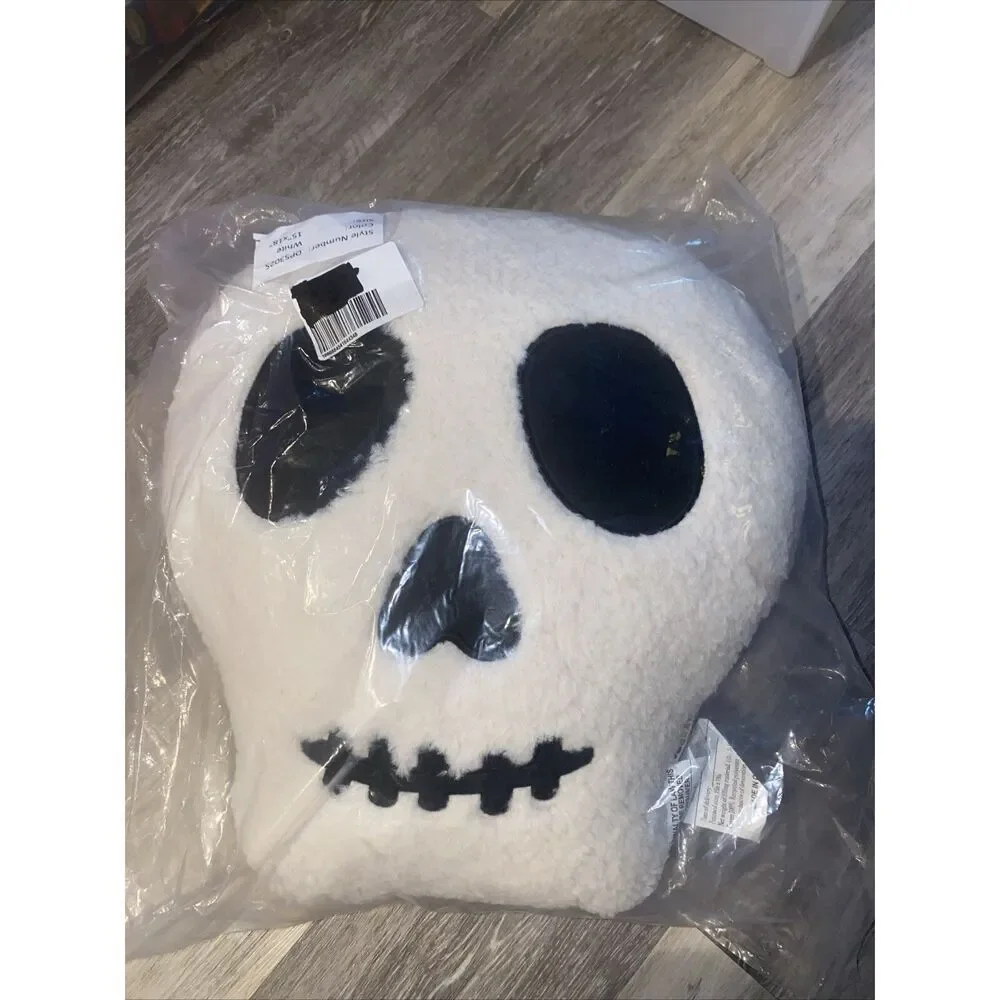 Skull Skeleton  Shaped Sherpa Halloween Throw Pillow Novogratz Decor 15”x18”